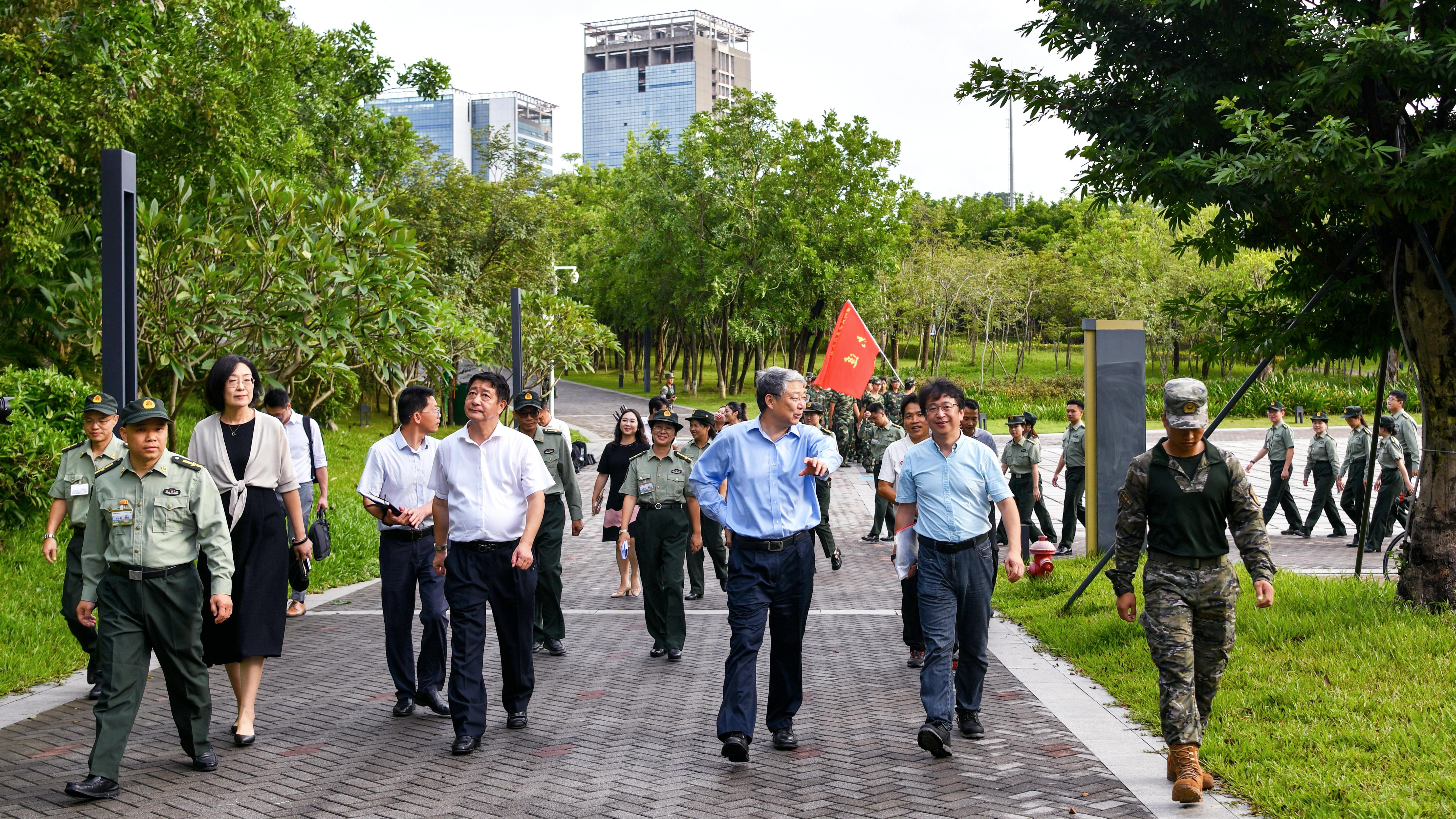 校领导慰问军训新生